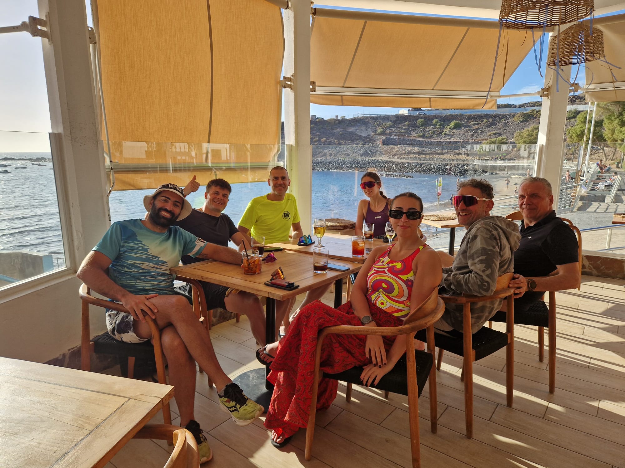 Gruppo di corsa lungo la strada costiera canaria